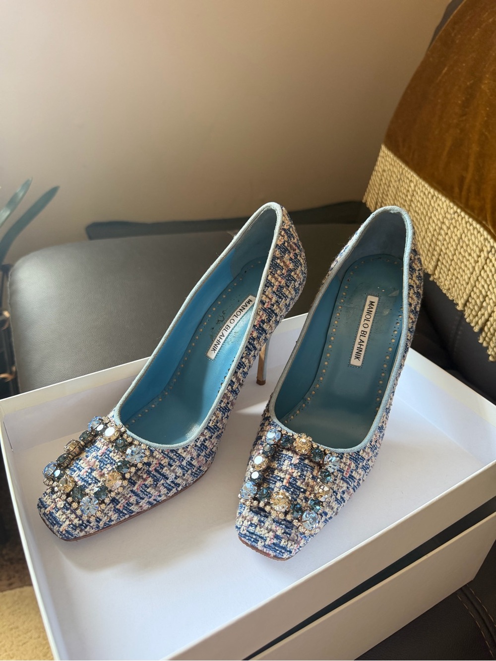 Manolo Blahnik Blue Tweed Jeweled Pump  gorgeous! 39.5heel 4,5 inches